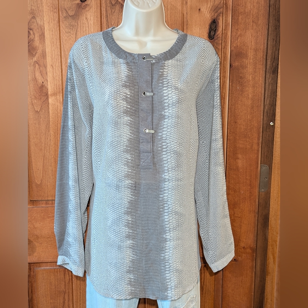Rose & Olive Gray And White Blouse‎